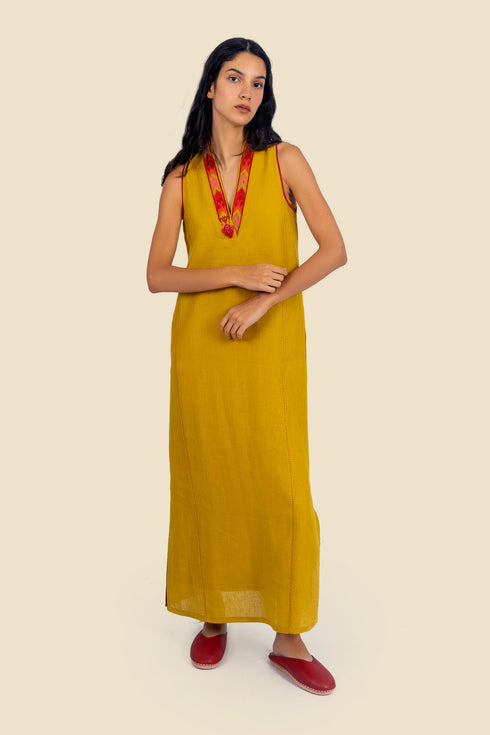Sleeveless long dress in linen with v-neckline
